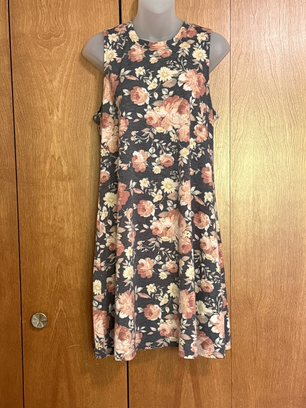 Fortune & Ivy Floral Sleeveless Knee Length Dress Size M NWOT